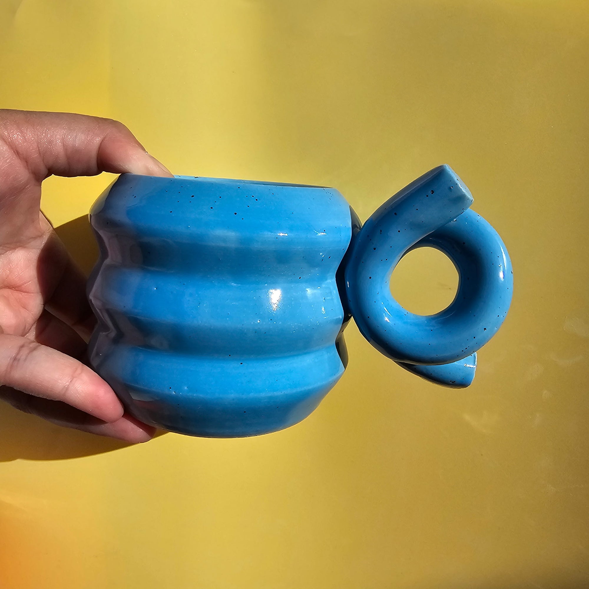 TROPICAL BLUE LIGHT SPECKLE ZIGZAG LOOP MUG