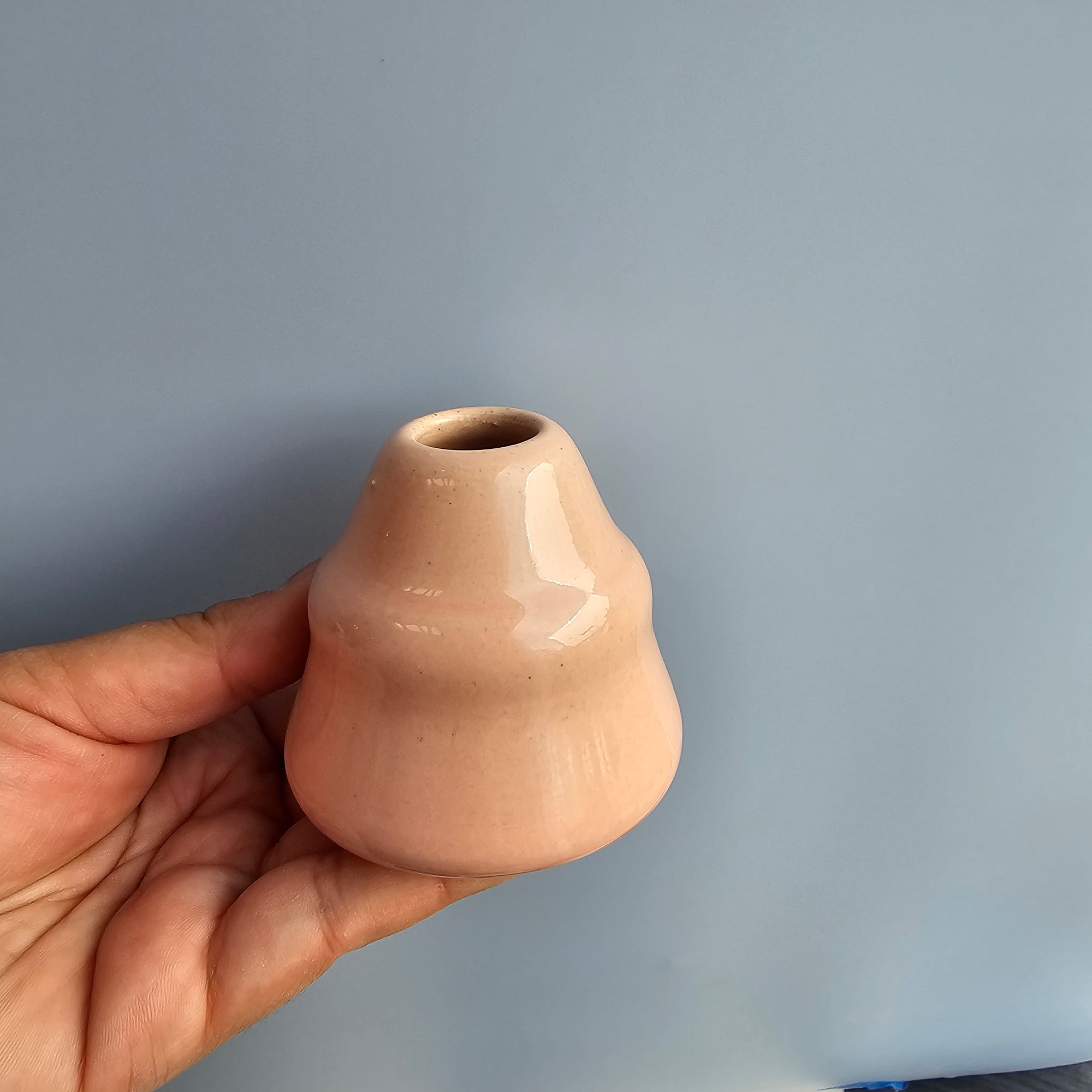 PINKY ANGLE BUD VASE