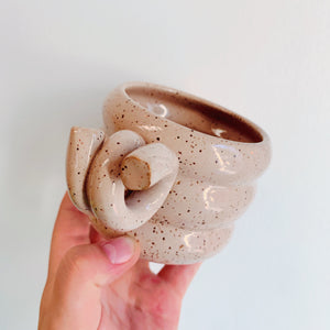 BLUSH SPECKLED TRIPPY SPIRAL MUG