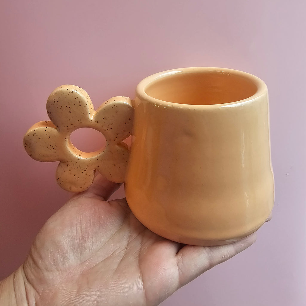 PEACHY DAISY MUG