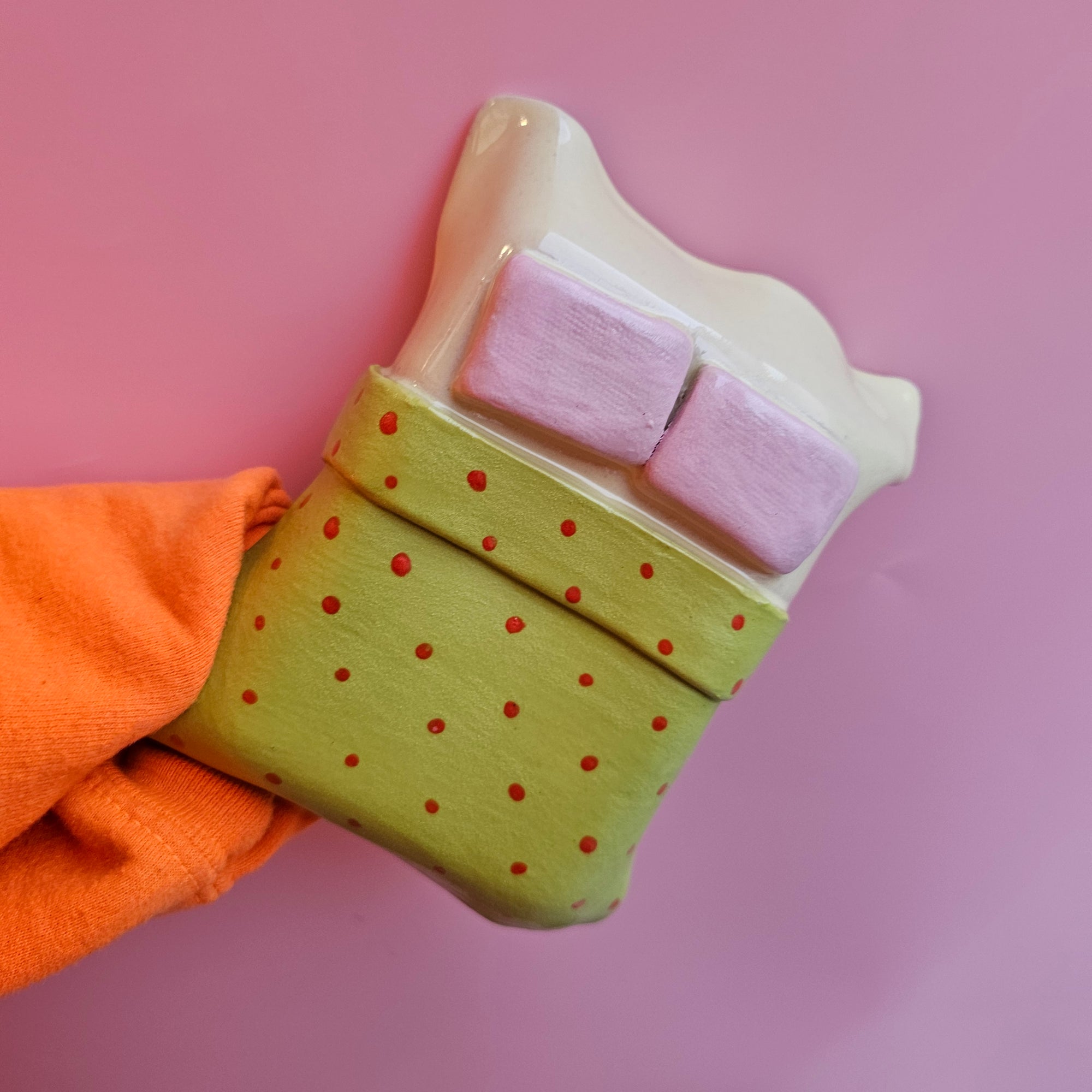 BED SPOON REST IN PIN DOTS