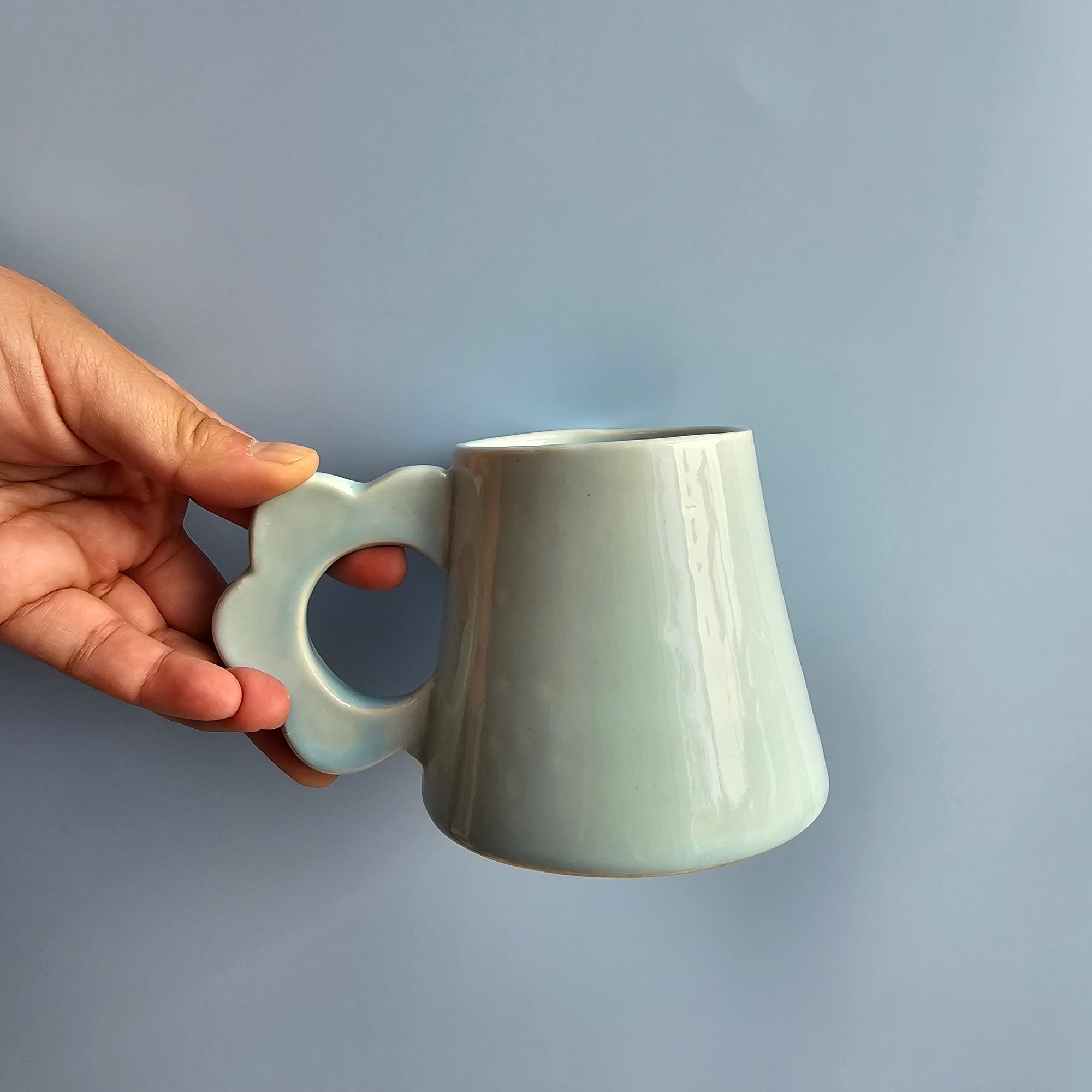 BLUE SKY DAISY MUG