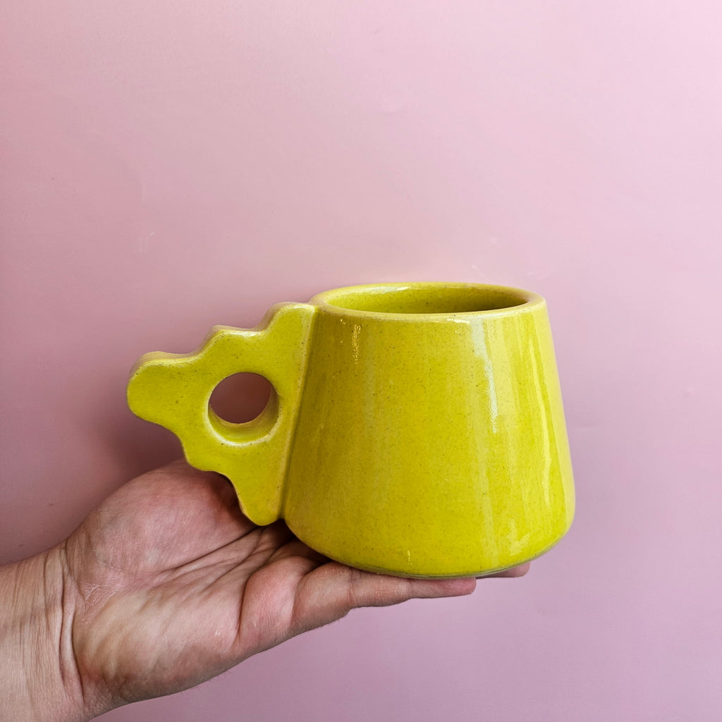 CHARTREUSE SPECKLED SCULPT MUG