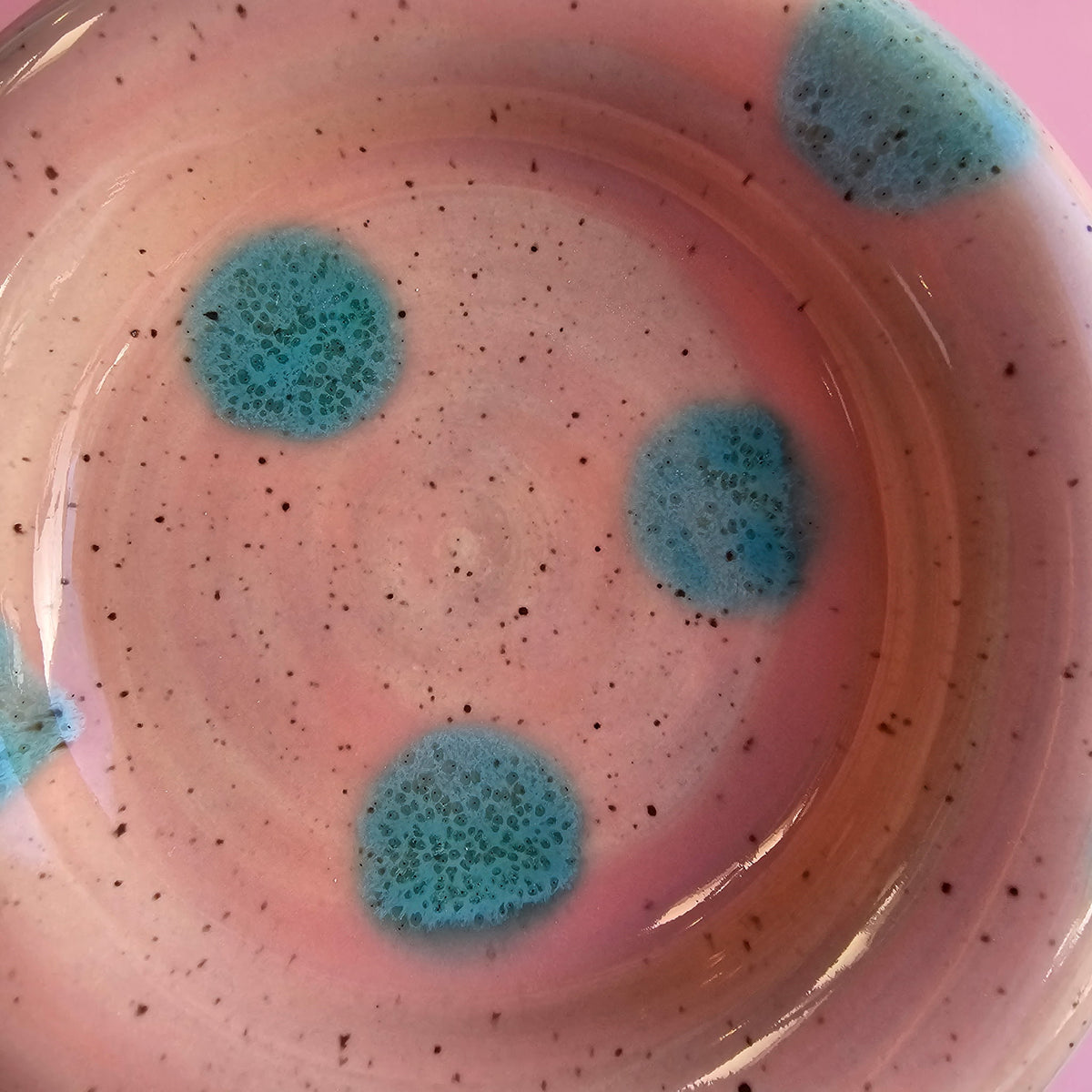 GUMMY WORM SPECKLED DOTS BUBBLE PLATE