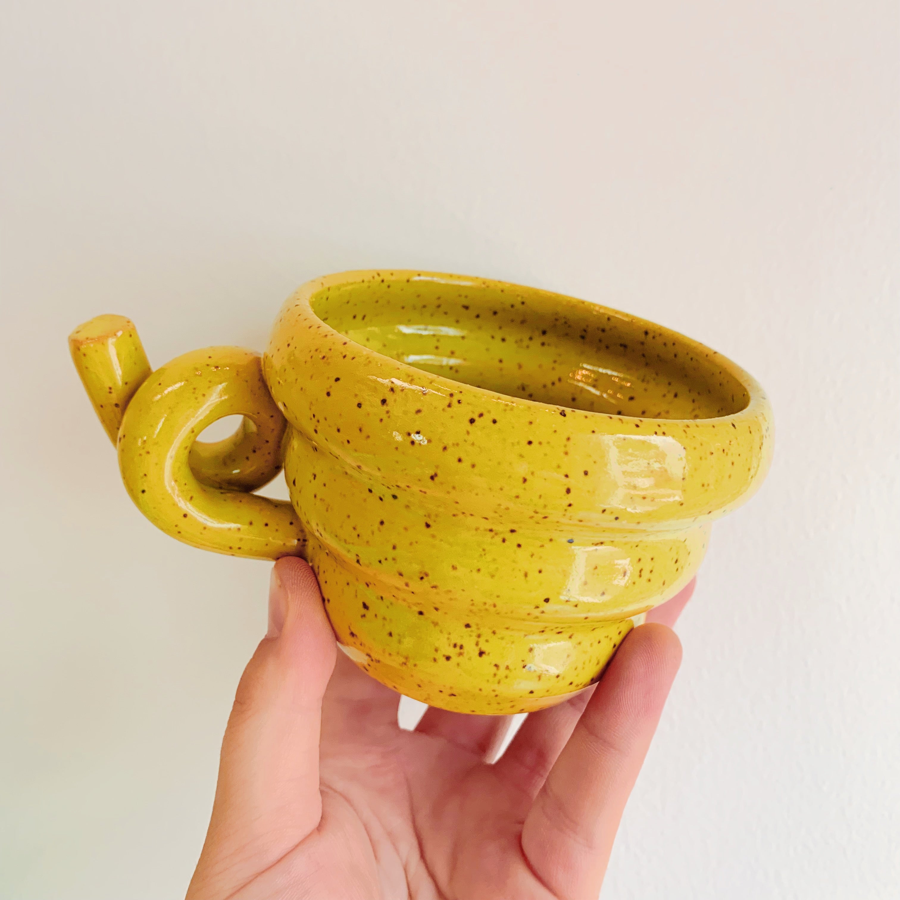 CHARTREUSE SPECKLED WAVY LOOP MUG