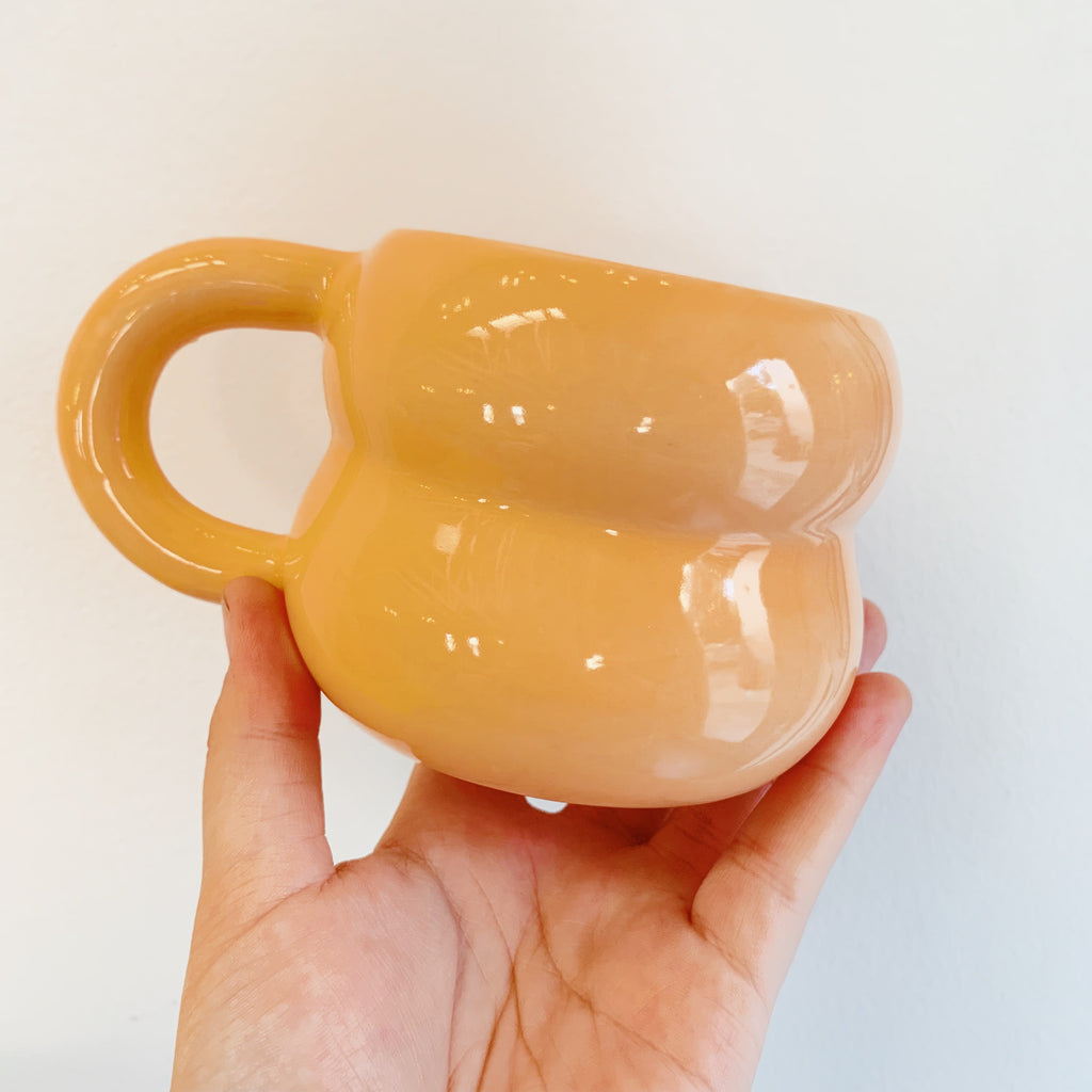 PEACHY VENUS MUG