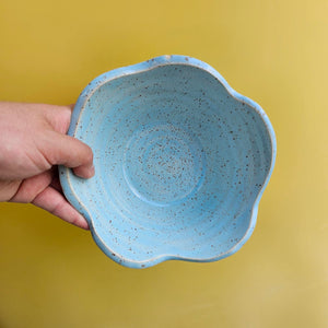 SKY SPECKLED WAVY DAISY RAMEN BOWL