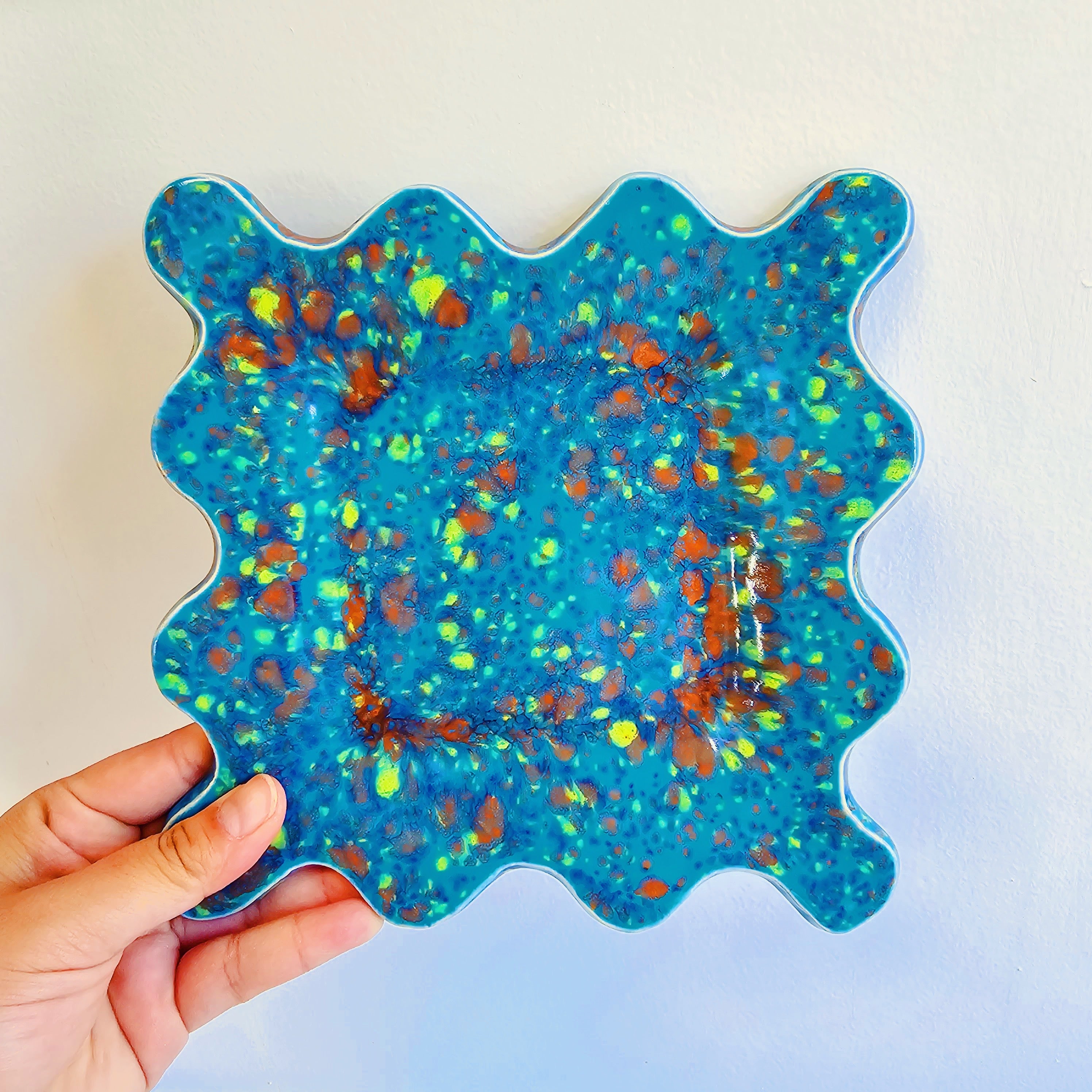 BLUE CONFETTI SQUARE SQUIGGLE PLATE